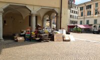 Verbania
Intra: rifiuti sotto i portici del vecchio Comune