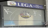 Verbania
Atto vandalico sede Lega: l'autore ripulisce