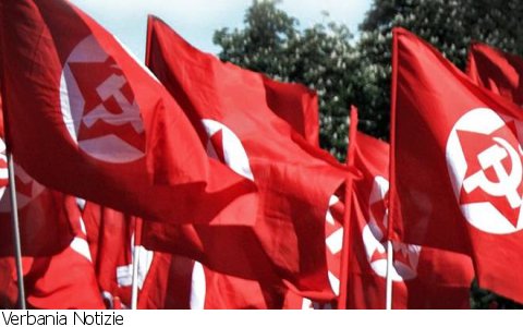 Verbania
Fronte della gioventù comunista su manifesti fuori scuola