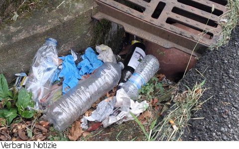 Verbania
"Tombini pieni di immondizia, perché non si puliscono?"