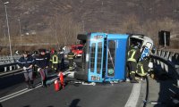 Ossola
Villa: camion di colla ribaltato