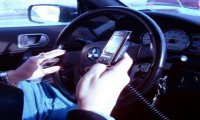 Omegna
Scrive un sms alla guida e distrugge un'auto in sosta